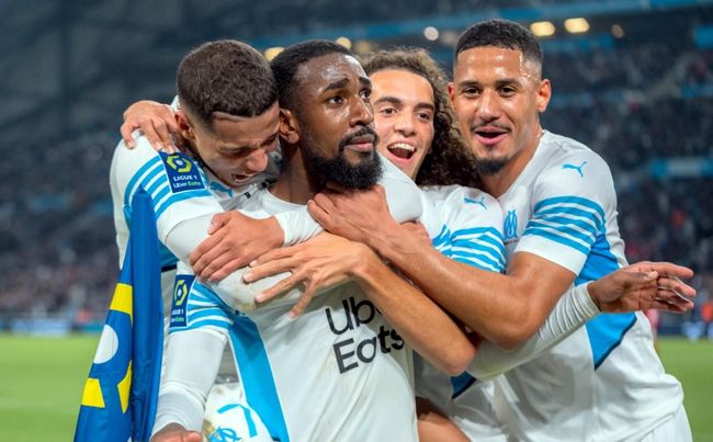 帅白龙罗超连KO四将，勇夺全国自由搏击75公斤级冠军！（帅白龙罗超连KO四将，问鼎全国自由搏击75公斤级冠军）