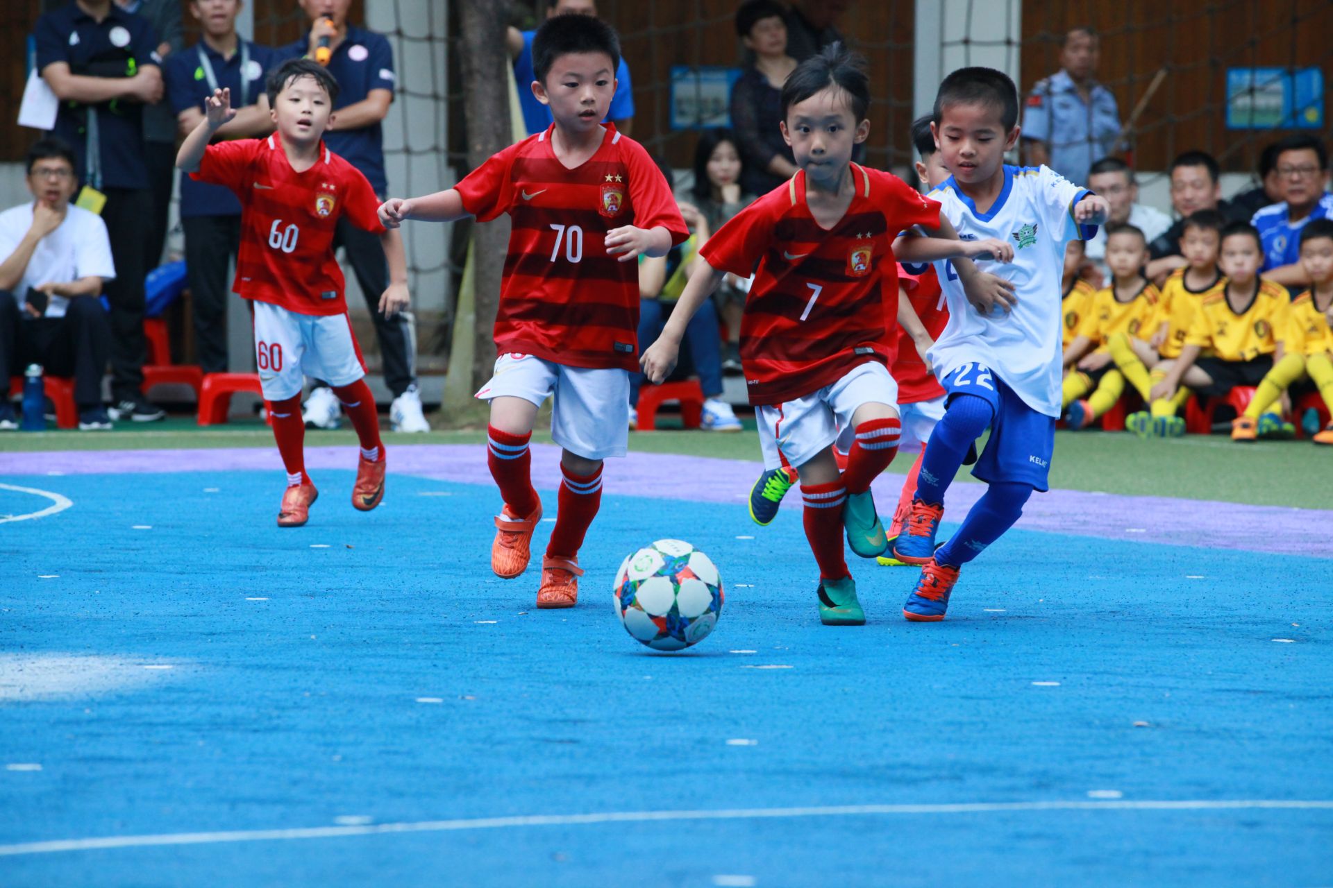 戴维对乌迪内斯的进球被吹越位，但VAR划线似乎存在问题（戴维对阵乌迪内斯进球被判越位，VAR划线存疑）