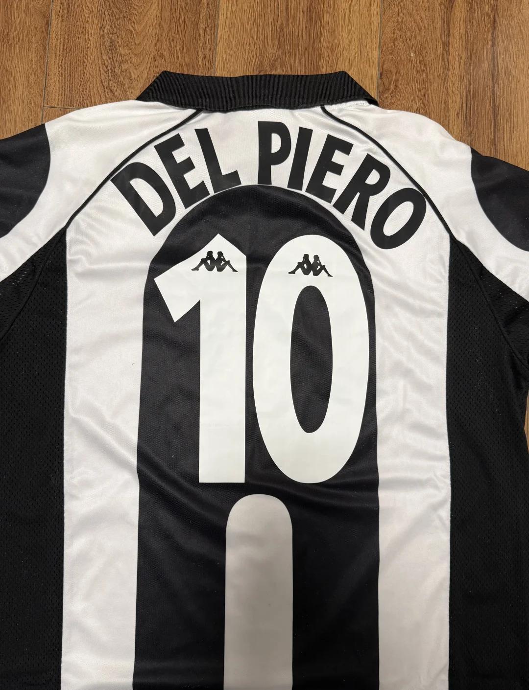 长春亚泰队启程出征青岛时，球迷用歌声为将士们送行