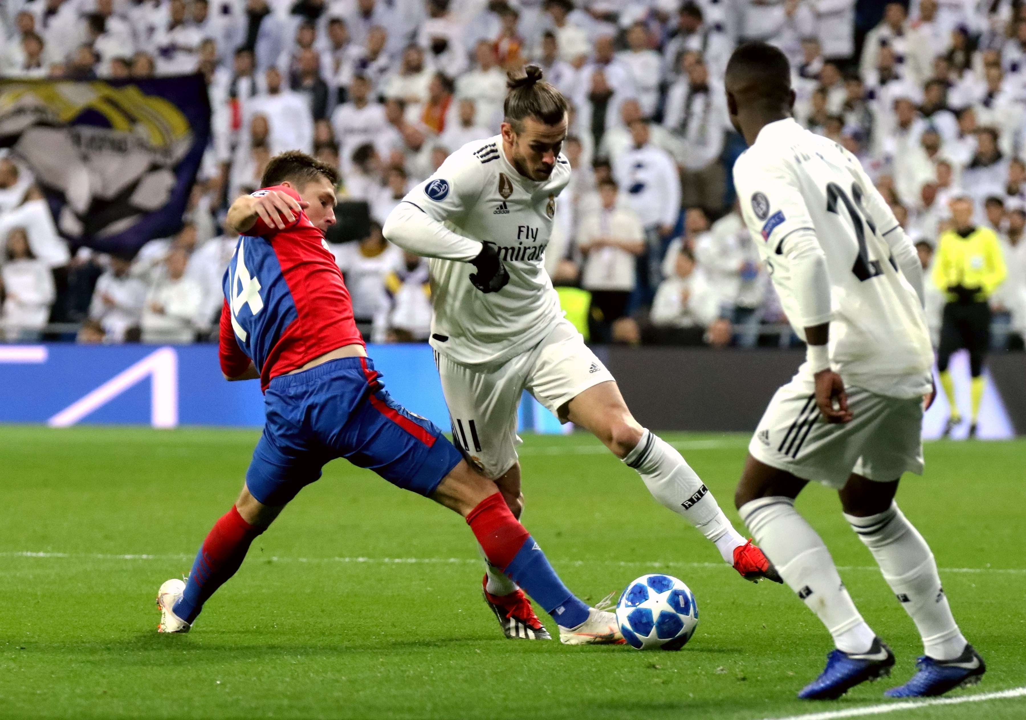 率重庆铜梁龙冲超，张外龙有望带领第5支球队征战中超（张外龙率重庆铜梁龙完成冲超，有望执教第5支中超球队）