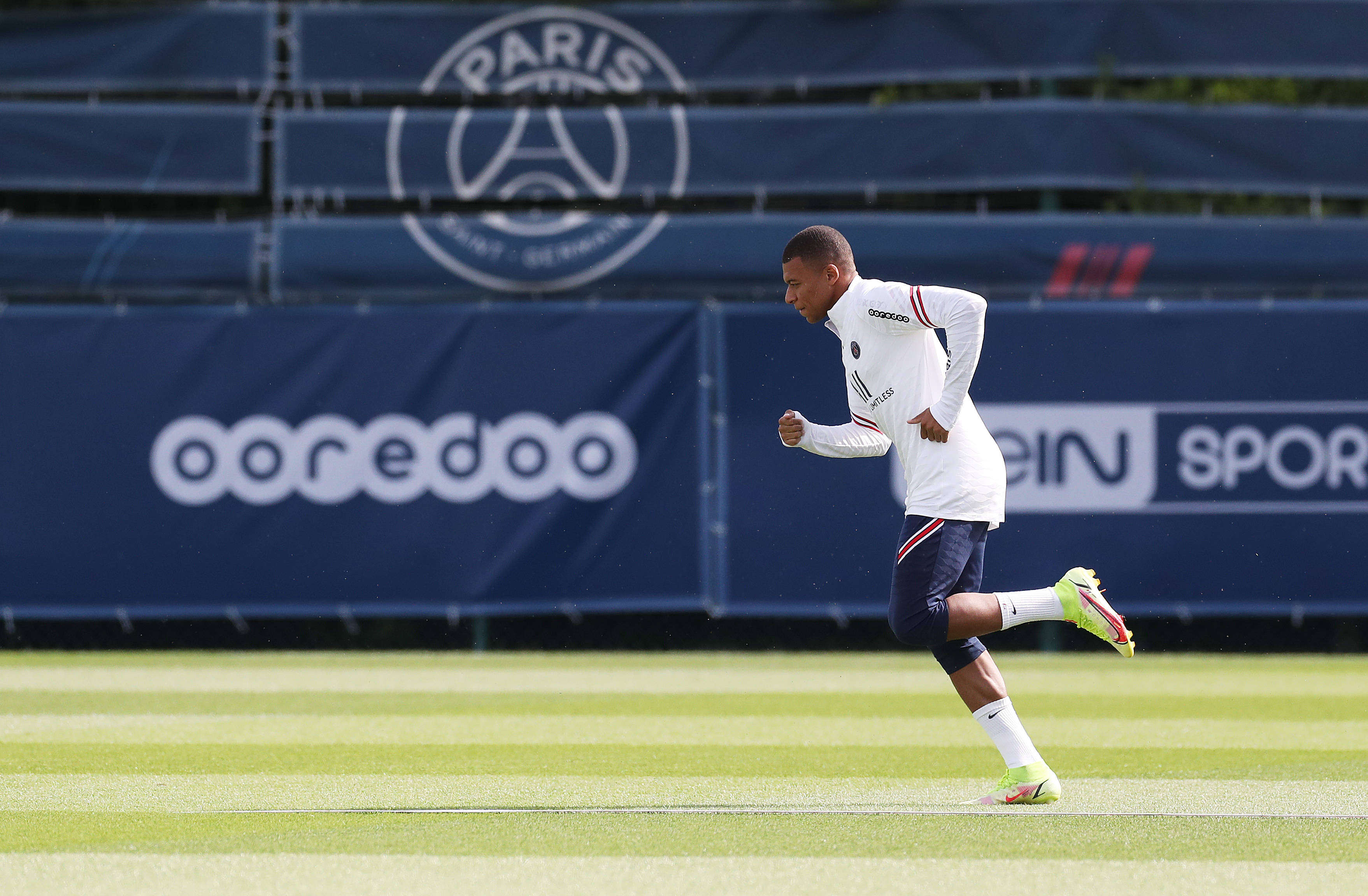 记者：出场时间过少，埃切维里要求曼城终止在药厂的租借合同（因出场机会稀少，埃切维里请求曼城提前终止其在勒沃库森的租借）