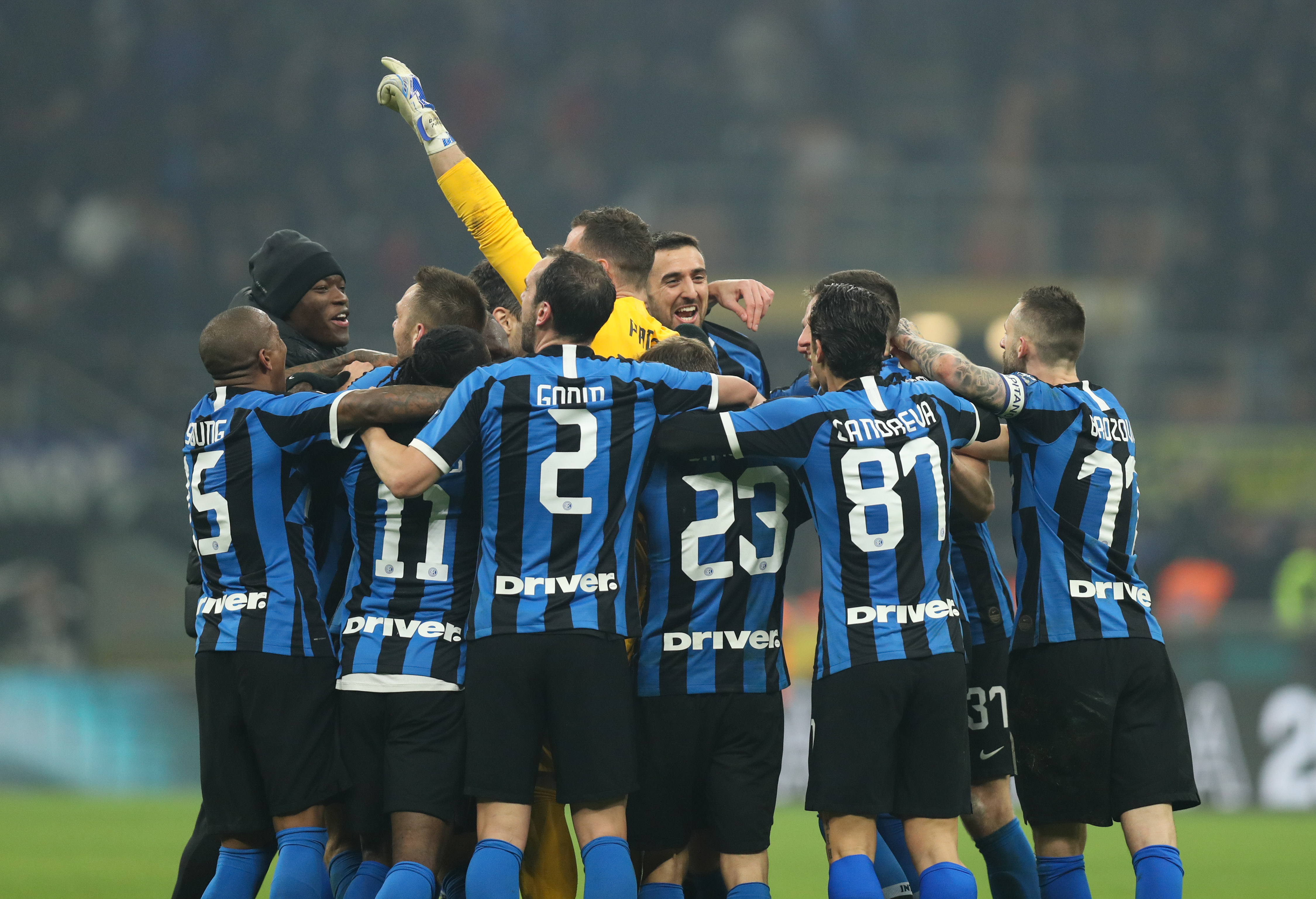 巴萨靠新人撑起半边天（新秀撑起巴萨半壁江山）