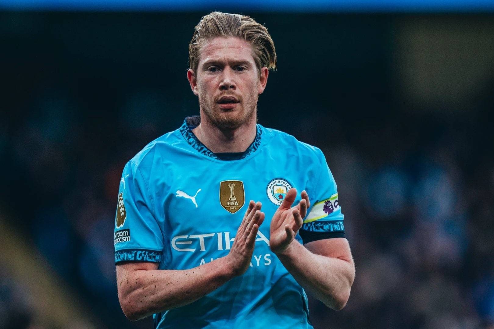 曼联可能在夏季签下安德森，但冬季转会窗口未有进展，转会市场竞争激烈。（转会竞争激烈：曼联冬窗无进展，夏季或签下安德森）