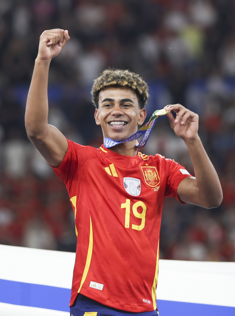 记者：弗拉霍维奇遭佛罗伦萨球迷种族歧视侮辱，导致比赛中断（弗拉霍维奇遭佛罗伦萨球迷种族歧视，比赛一度中断）