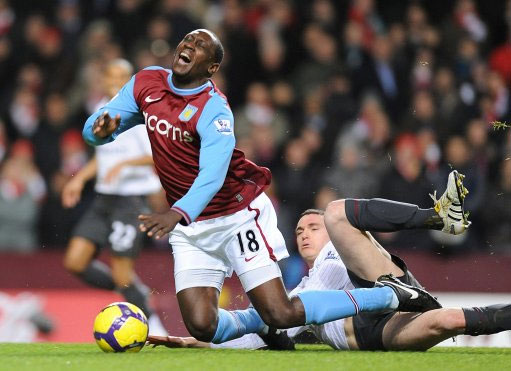 马刺后场连线表现亮眼（马刺后场组合发挥出色）