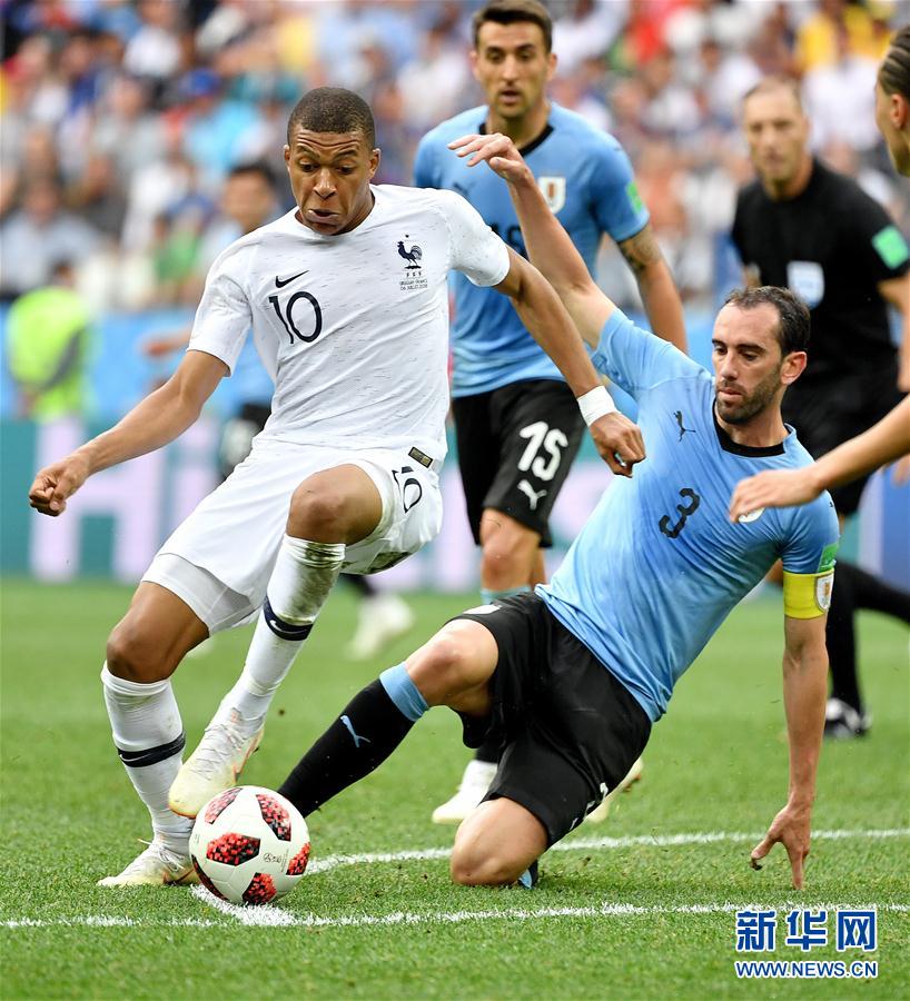 队友送大礼！QPR绝杀功臣疯狂庆祝，下一秒只剩底裤苦笑（队友大赠送！QPR绝杀英雄狂喜庆祝，转眼只剩内裤无奈苦笑）