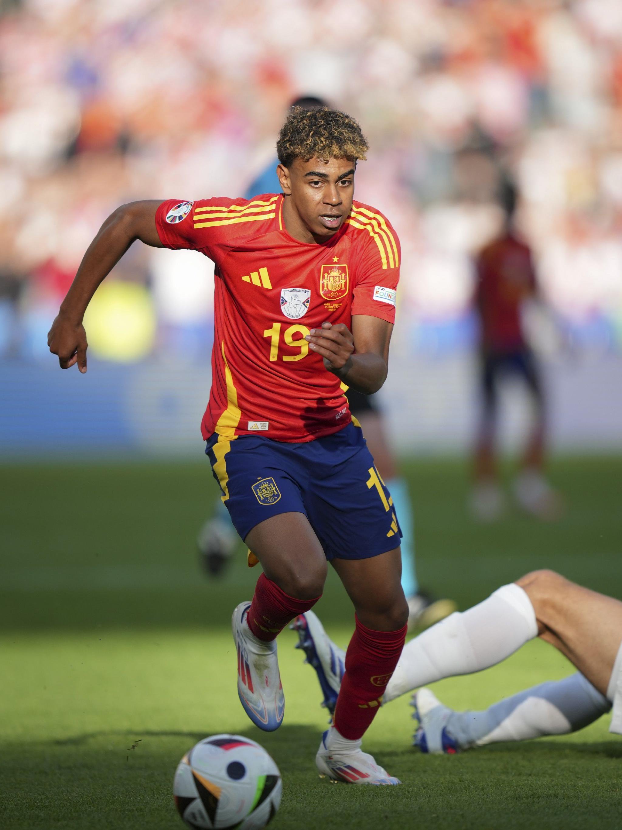 球队末节逆转成功，战术调整显著（末节发力完成逆转，战术调整成效突出）